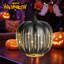 Ornement en forme de citrouille d'Halloween en verre noir avec rayures dorées brillantes et lumières DEL intégrées pour Spooky - décor chic