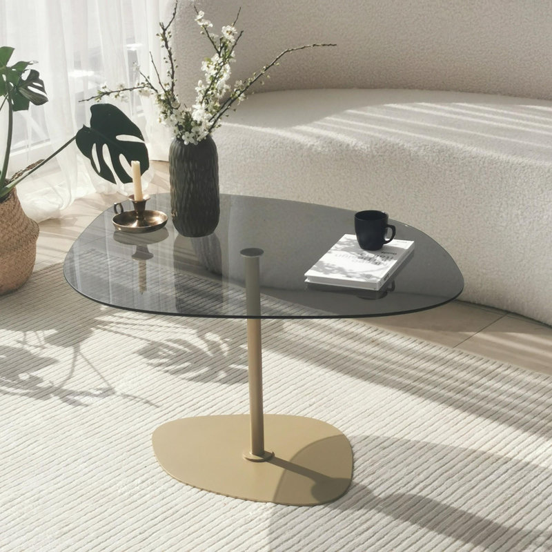Table basse moderne avec plateau en verre trempé, gris foncé et or, 33,5 po x 15,7 po x 26,4 po | Pieds robustes en métal, démontés pour un assemblage facile | Design élégant pour le salon et les espaces de détente, élégant et fonctionnel