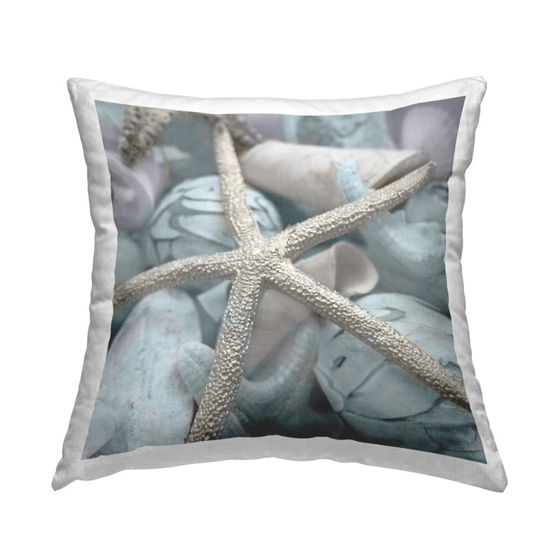 Coussin décoratif imprimé étoiles de mer et diverses coquillages par Susan Bryant