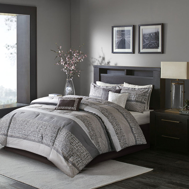 Ensemble de couette 7 pièces pour lit Queen. Gris/taupe. Comprend une couette, 2 taies d'oreiller, 3 coussins décoratifs et 1 cache-sommier. Entretien facile avec un linge brun uni lavable à la machine.