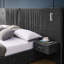 Très grand lit plateforme gris foncé, revêtement en chenille, conception plissée, table de chevet et lampes réglables, sans sommier, éclairage de lit de style minimaliste moderne, manuel - pour un look artistique-1067566780