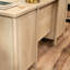Bureau d'ordinateur brun de style transitionnel avec un grand plateau et de nombreux tiroirs de rangement, idéal pour l'organisation de la maison.