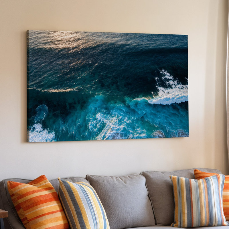 Toile, vue aérienne de vagues océaniques dynamiques mettant en valeur un riche art mural dégradé de bleu marine foncé, transition vers une turquoise vibrante