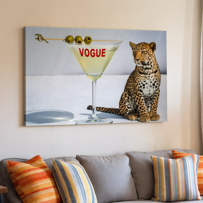 Toile, une composition minimaliste élégante avec un grand art mural en verre Martini rempli d'une boisson jaune pâle