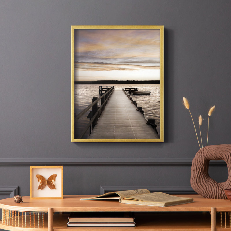 Coucher de soleil sur une jetée, reproduction encadrée - bois massif, H 28 po x l 22 po, Or