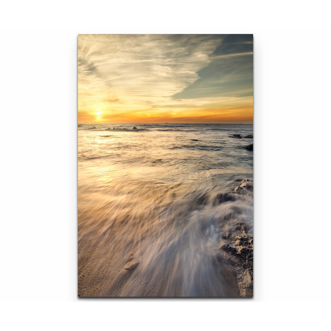 Leinwandbild Steiniger Strand bei Sonnenuntergang