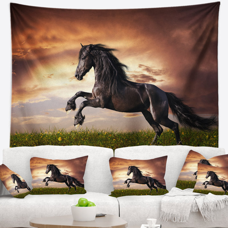 Tapisserie galop cheval noir frison, H 32 po x l 39 po