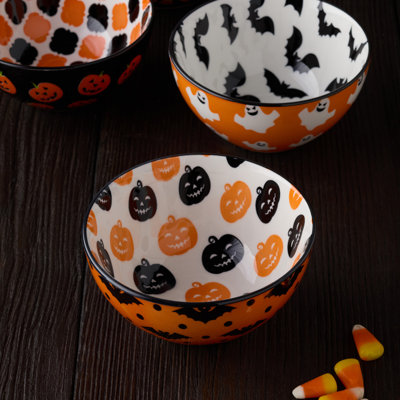 Bols tout usage d'Halloween à motif de tampons - Six bols en porcelaine assortis de 10 onces aux motifs graphiques d'Halloween audacieux, les bols de fête les plus effrayants de la saison.
