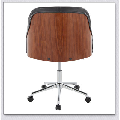 Chaise de bureau élégante en métal chromé, bois de noyer et similicuir noir, avec hauteur réglable et soutien lombaire.