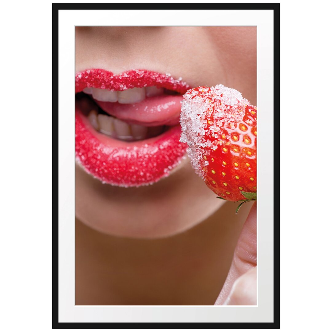 Gerahmtes Poster Erdbeere vor Lippen