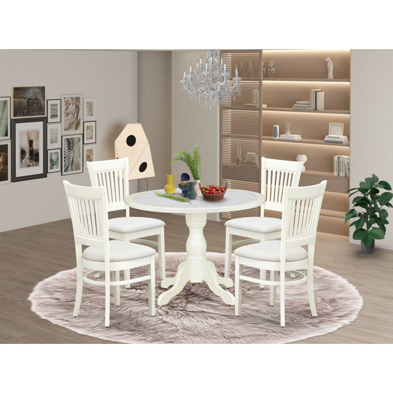 L'ensemble de table de cuisine 5 pièces comprend une table de cuisine à piédestal et 4 chaises Parsons à dossier en lattes avec tissu en lin, finition lin blanc.