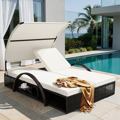 Double chaise longue d'extérieur, auvent et dossier réglables, structure en acier, base tissée en rotin avec accoudoirs arqués, contemporain, au bord de la piscine, détente sur le patio
