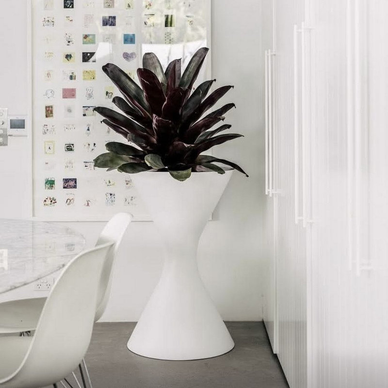 Pot à fleurs en sablier Sceptz Fiberstone - H 24,5 po - blanc, H 24,5 po x l 15 po x P 15 po, Blanc