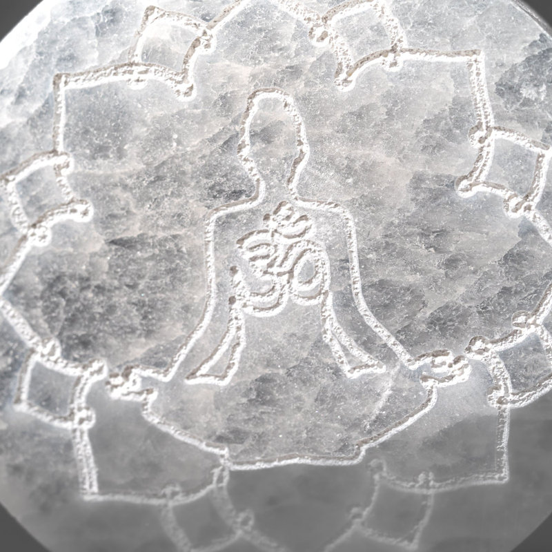 Assiette en sélénite gravée véritable mandala