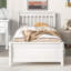 Lit plateforme avec table de chevet