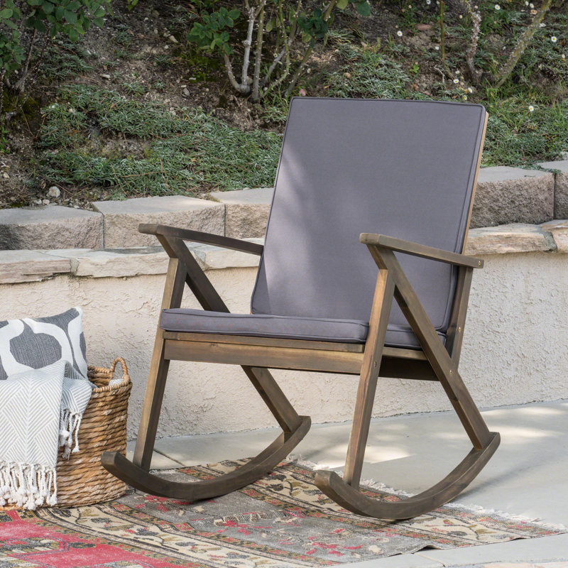 Chaise berçante en bois gris - assure une balade stable et agréable à la fois
