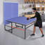 Ensemble de table de tennis de table pliable et portable bleu de 8 pi pour jeux d'intérieur avec filet, raquettes et balles-121089813-121089817