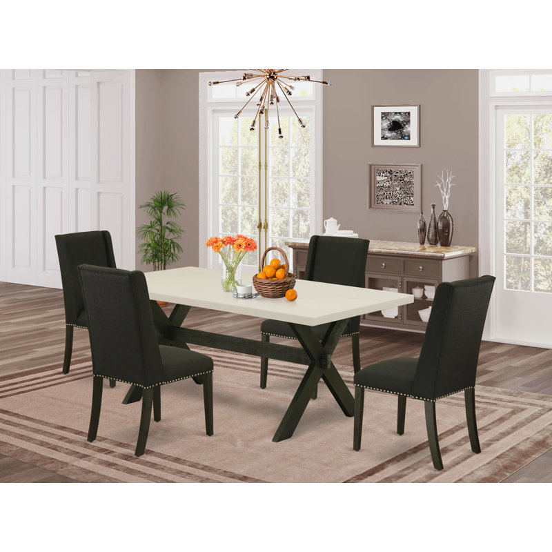 L'ensemble de salle à manger 6 pièces comprend une table de salle à manger rectangulaire avec pieds en X et 4 chaises Parson en tissu noir avec banc, noir brossé