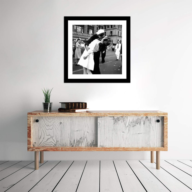 «Kissing the War Goodbye», reproduction de photo sur toile, H 16 po x l 16 po x P 1 po, Papier avec cadre noir