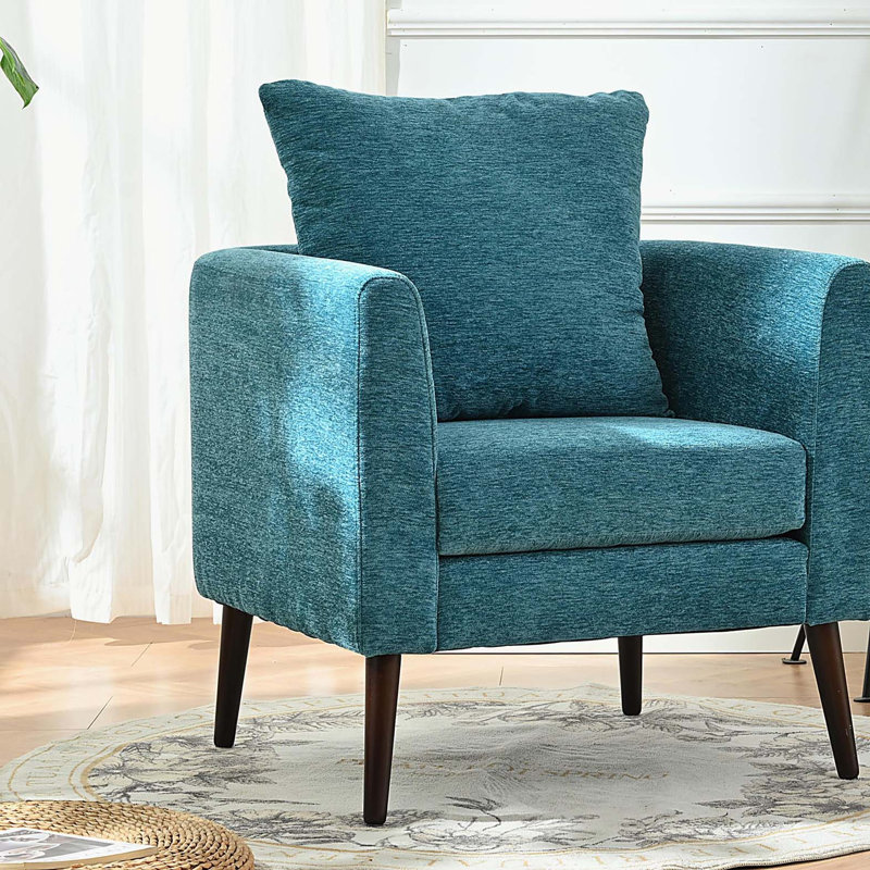 Et fauteuil d'appoint avec dossier de baril de baignoire et pieds en bois massif