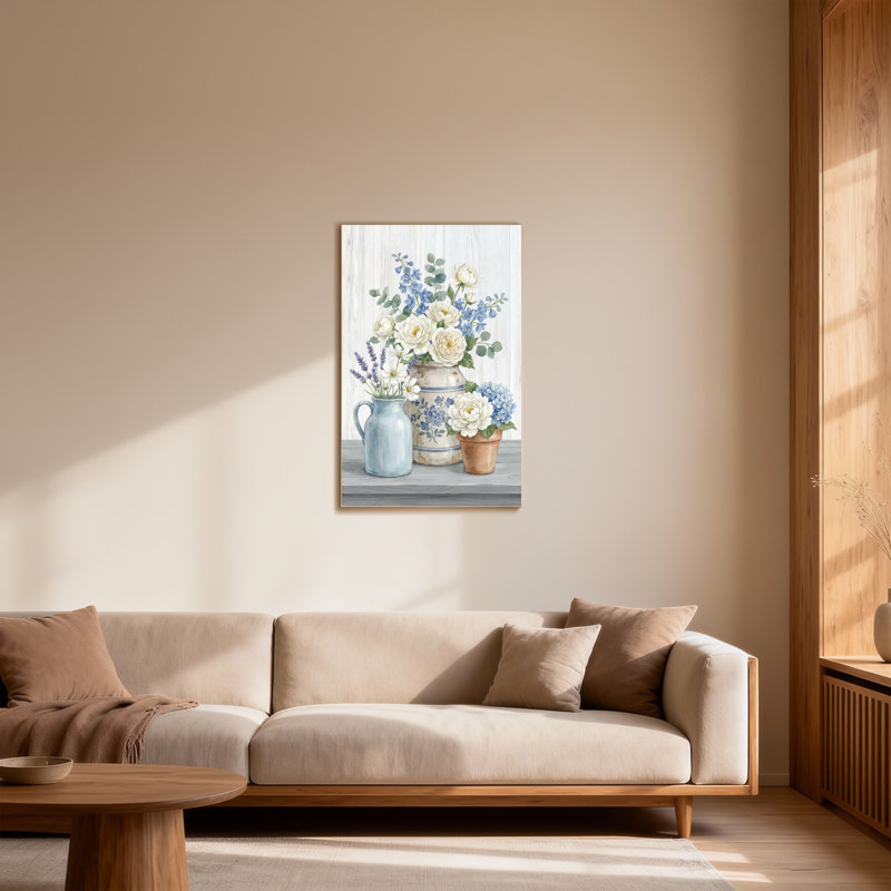 Arrangement floral de plantes et de fleurs avec des fleurs bleues et blanches, H 24 po x l 16 po