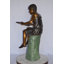 Statue en bronze Ludlam, fille assise sur une souche d'arbre et lisant - Taille: L 15 po x l 20 po x H 22 po.