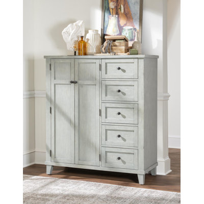 Commode à tiroirs Bellflower transitionnelle de 122 cm de large, en bois massif plaqué chêne rouge, avec portes et tiroirs en bois dur massif.