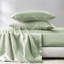 Literie de luxe très grand en satin - froissée - caractéristique. Convient aux matelas jusqu'à 16 po. Contient 1 drap plat, un drap-housse et 4 taies d'oreiller. Serein et soyeux. Matériaux. Ensemble de sauge plissée. Convient jusqu'à 16 po-126094273-126094272
