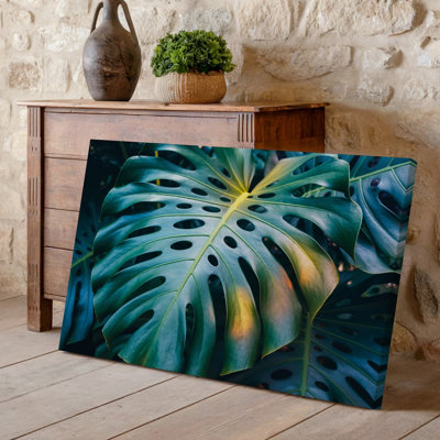 Toile, vue rapprochée de feuilles de Monstera vibrantes présentant leur art mural, grandes surfaces lustrées et découpes distinctives, feuilles