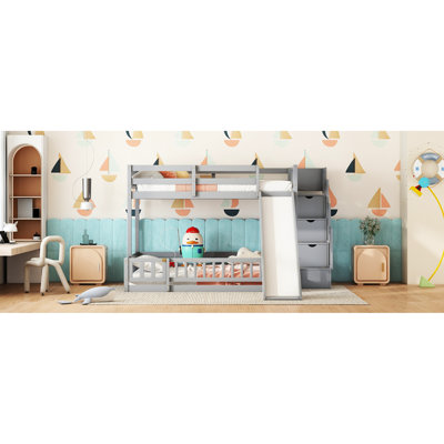 Lit superposé simple au-dessus d'un lit double gris avec glissade, bois de pin massif, escalier de rangement, garde-corps, chambre à coucher, bois propre - coupé, caractéristiques, refonte
