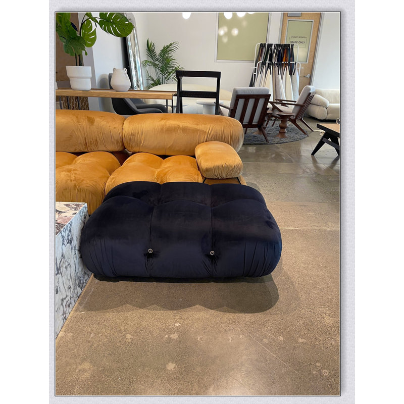 Luxueux repose-pieds en velours de minuit à bulles, parfait pour les espaces de vie modernes et élégants.