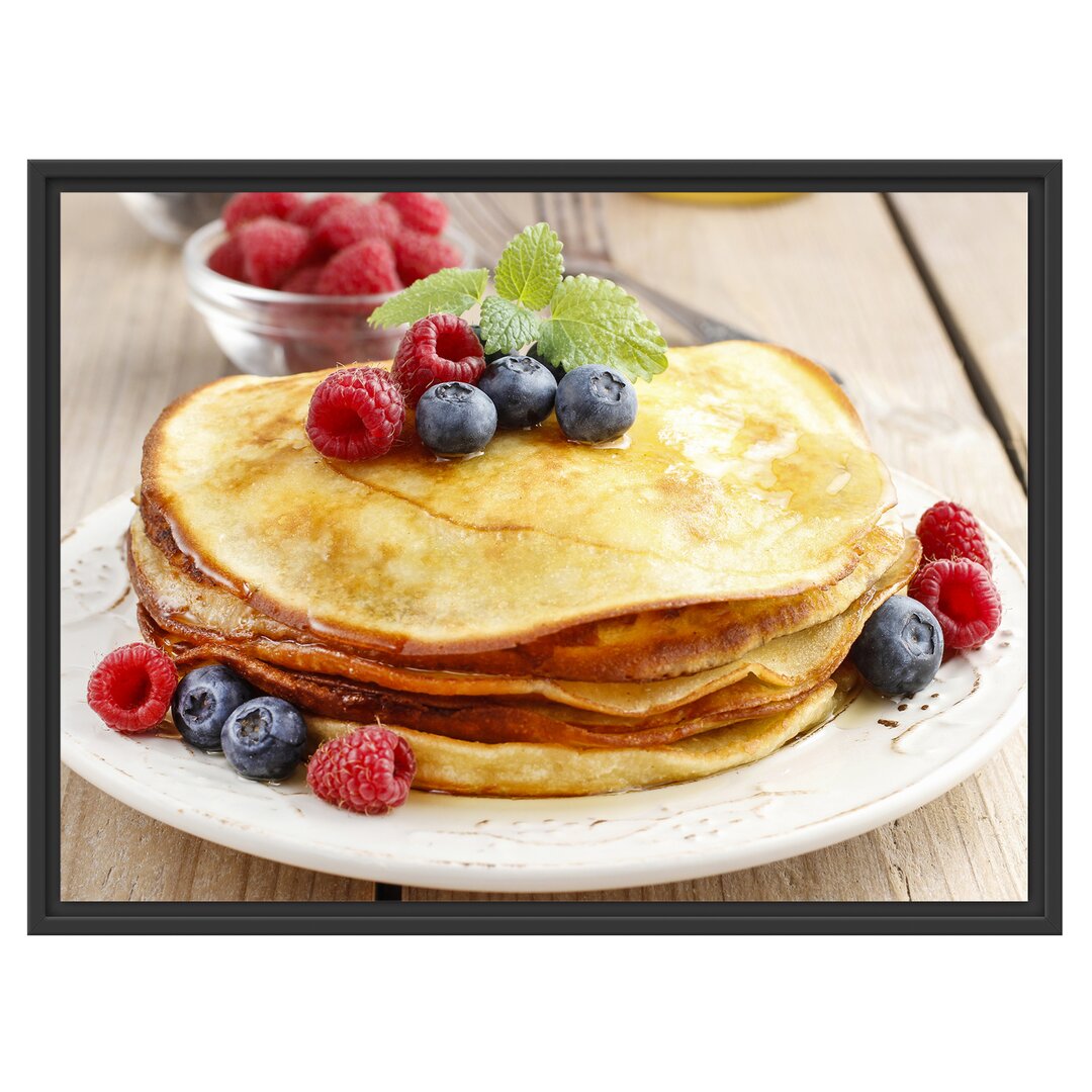 Gerahmtes Wandbild Süße Pfannkuchen mit Beeren