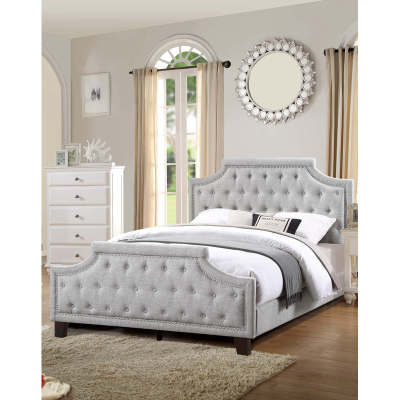 Lit double confortable et élégant avec tête et pied de lit rembourrés pour une expérience de chambre à coucher relaxante