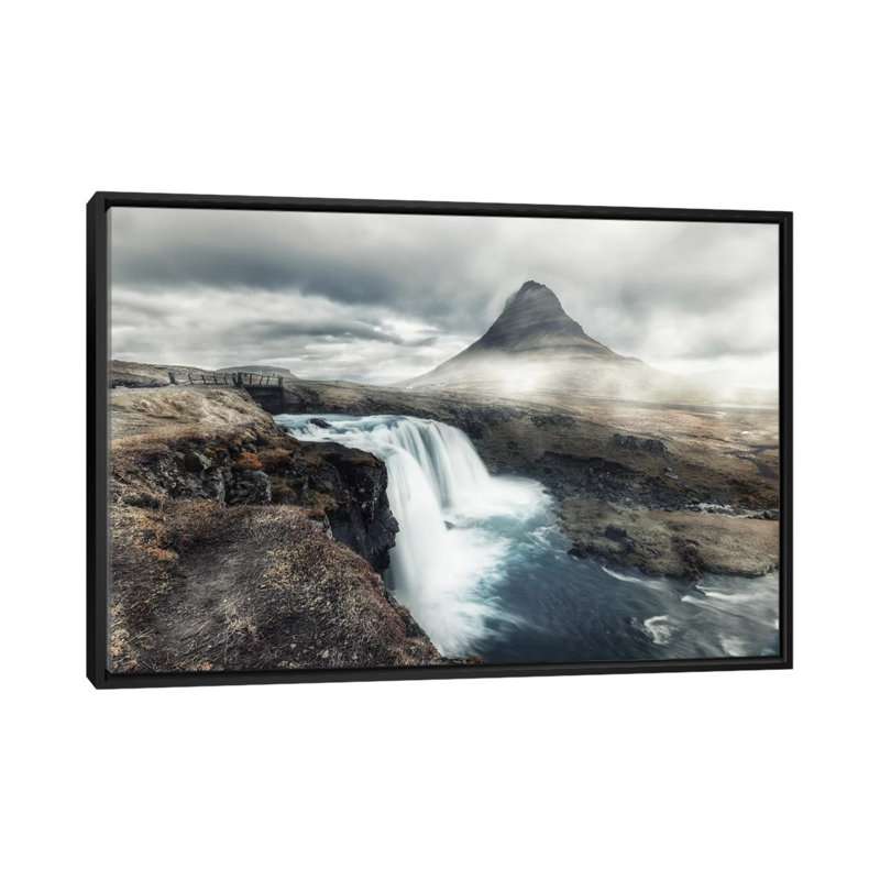 «Kirkjufell in Mist», impression sur toile, H 18 po x l 26 po x P 1,5 po, Toile avec cadre flottant noir, Pas de tapis
