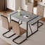 Ensemble de table et de chaises. Table de salle à manger moderne en bois aggloméré texturé en marbre gris minimaliste avec structure en métal et 4 chaises en tissu brun avec pieds noirs arqués.