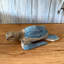 Figurine décorative de tortue marine en bois bleu côtier, avec détails sculptés blanchis à la chaux, 30 cm de large