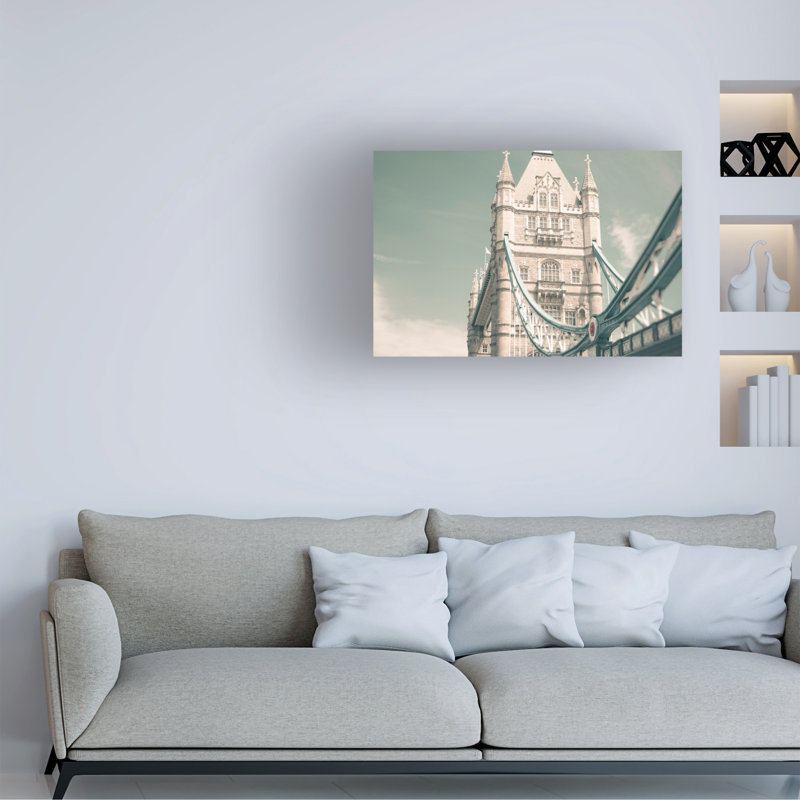 "Bachelor Grace", art numérique sur toile Towerbridgeminth, H 19 po x l 12 po