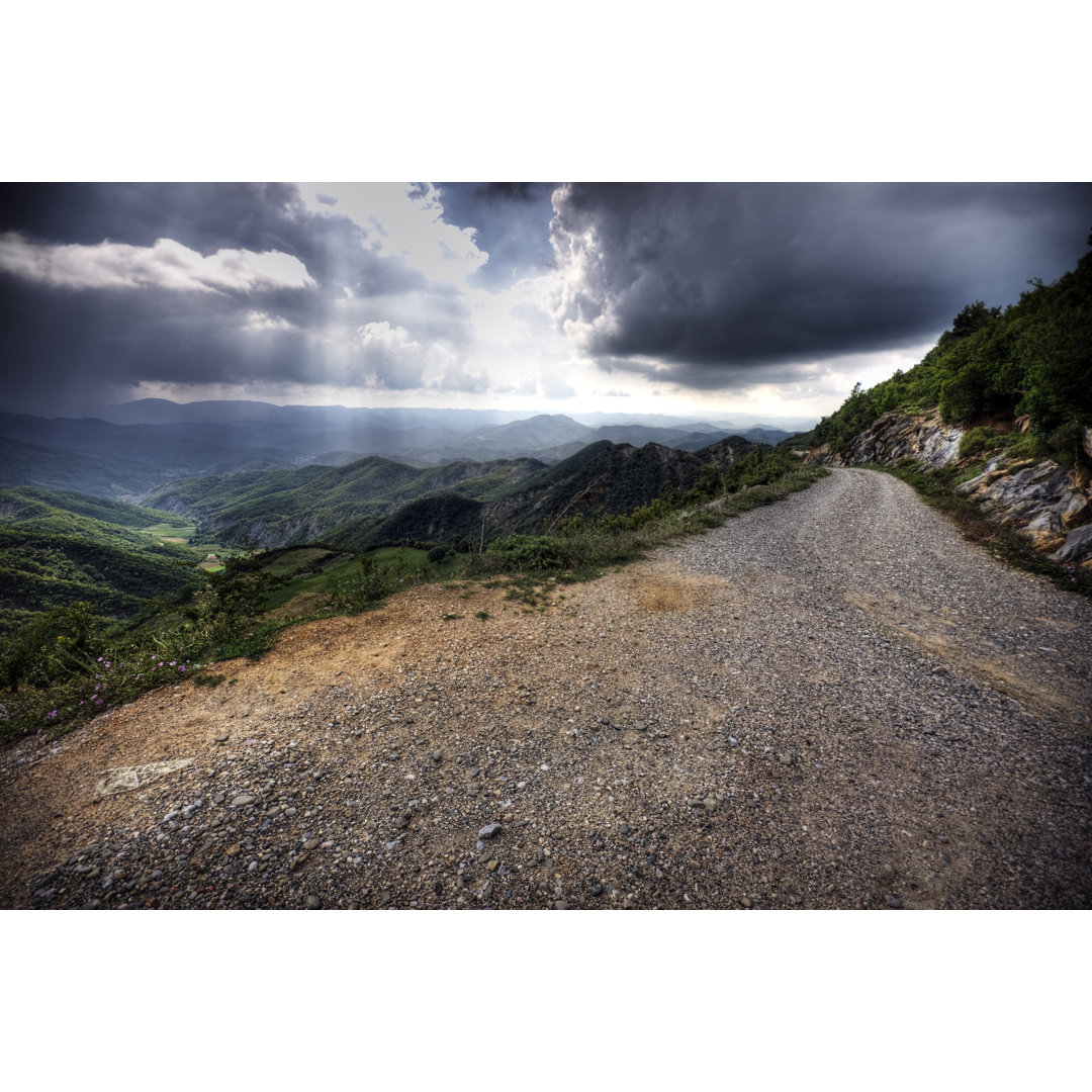 Blick auf die Straße durch grüne Berge