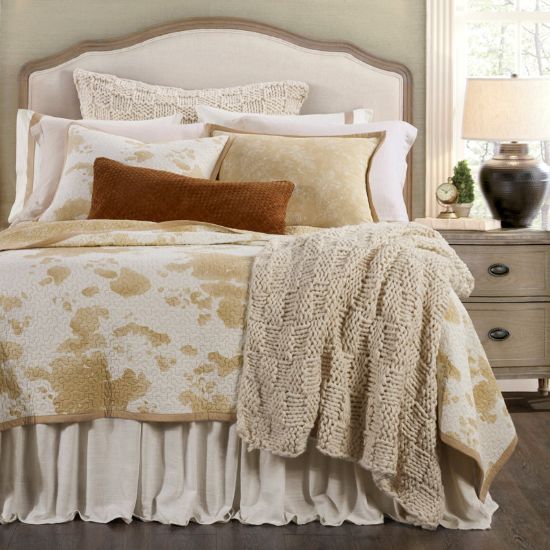 Elsa Cowhide Cotton Cow Print Western Rustic Farmhouse Quilt Set, Twin Quilt + 1 Standard Sham, Light Tan