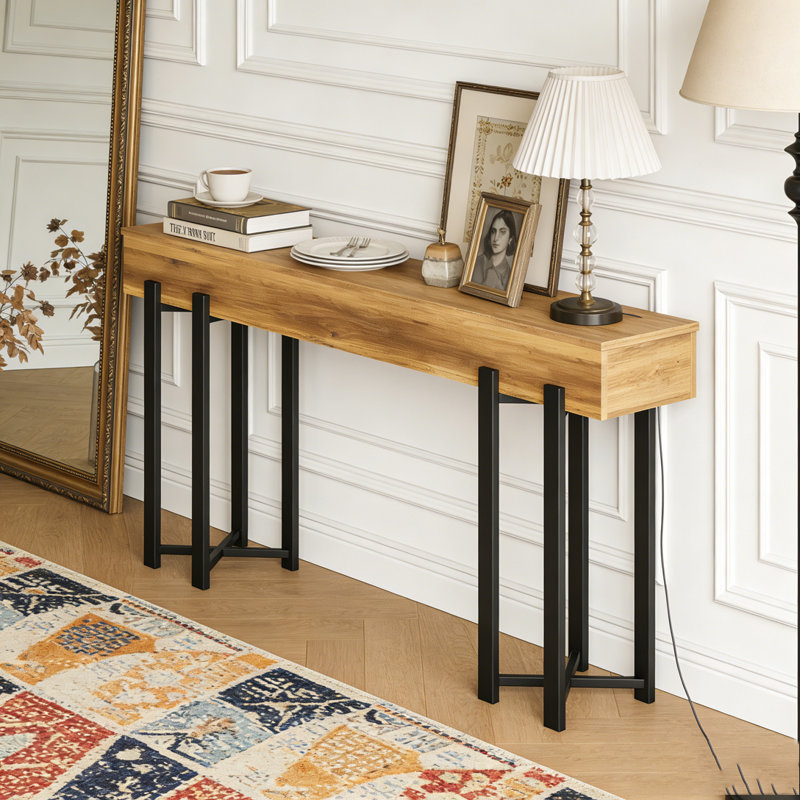 Console en bois avec canapé et couloir