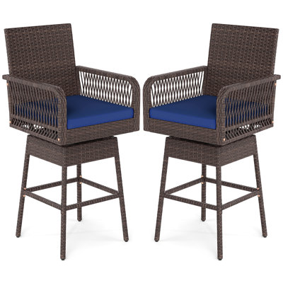 Ensemble de 2 tabourets de bar pivotants à 360° de 74 cm (29 po) pour terrasse, avec accoudoirs tressés, repose-pieds et structure en métal, bleu marine.