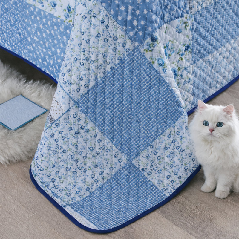American Traditional Cotton Blend Quilted Floral Quilt, Cal. King Quilt + 2 Shams, Blue/White