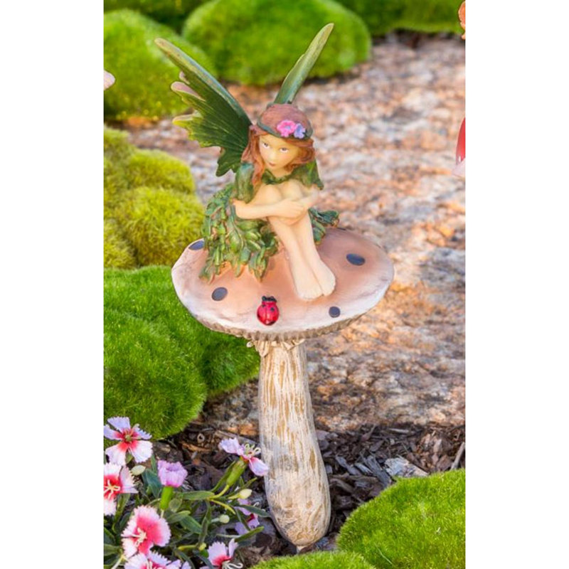 Embiid fée sur champignon avec piquet de jardin coccinelle
