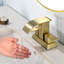 Robinet de salle de bain central 4 po avec ensemble de bonde escamotable Robinet de lavabo de salle de bain à 3 trous en acier inoxydable à 3 poignées-108814294