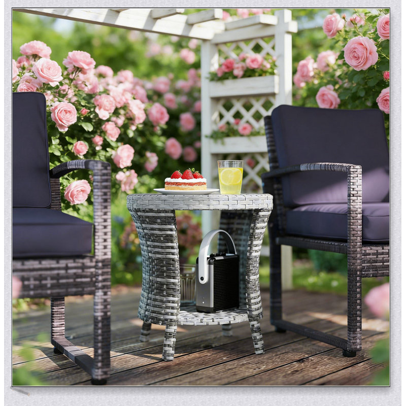 Élégante table basse d'extérieur en osier avec rangement à deux niveaux et conception résistante aux intempéries, parfaite pour le patio et le jardin