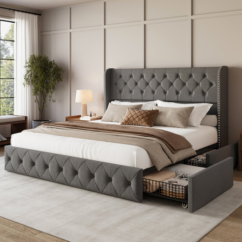 Très grand lit plateforme tapissier avec tiroirs de rangement, structure de lit capitonnée avec dossier à oreilles et tête de lit, gris clair