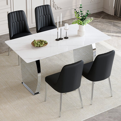 Ensemble de table et de chaises 63 pi. X 31,4 po. Snow Mountain, ensemble de table de salle à manger en pierre frittée blanche - 4 chaises noires avec pieds en métal argenté. Luxe moderne et léger pour la salle à manger, la salle de réunion, la cuisine, etc.