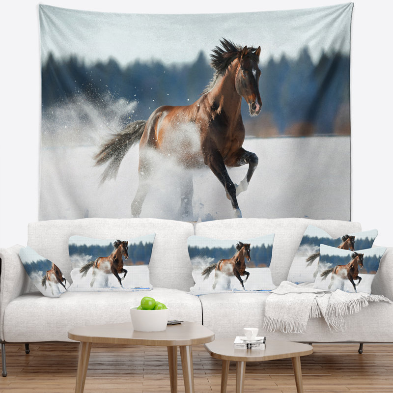 Cheval qui court en tapisserie hivernale, H 50 po x l 60 po