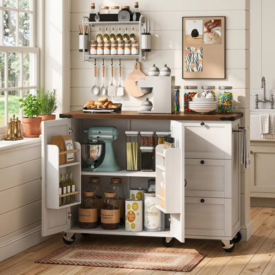 Armoire à roulettes 54,5 po, port USB / AC intégré, rallonge rabattable, support intérieur à plusieurs niveaux, range-épices, base à roulettes, fini blanc campagne, cuisine et salle à manger