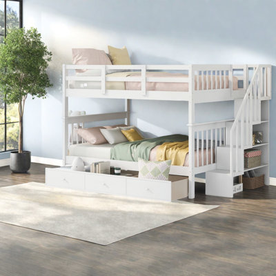 Lits superposés en bois double au-dessus de l'espace, style moderne pour maison familiale